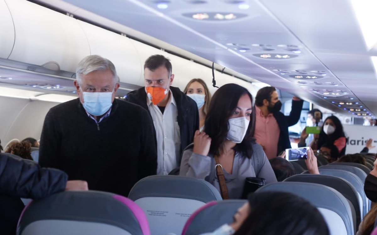 El Presidente abordando su vuelo hacia Tijuana, como parte de su gira presidencial. (Araceli López)