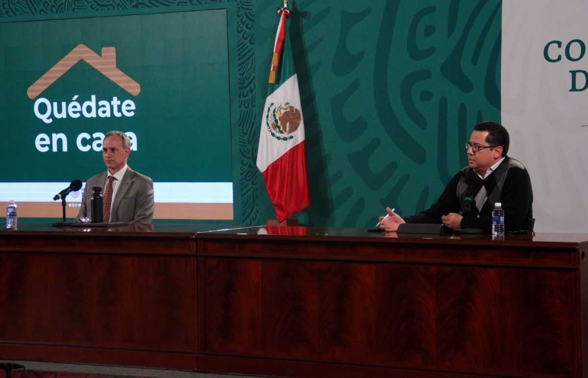 El subsecretario de Salud, Hugo López-Gatell, junto al director de Epidemiología, José Luis Alomía, en la conferencia de covid-19. (Cuartoscuro / Arch