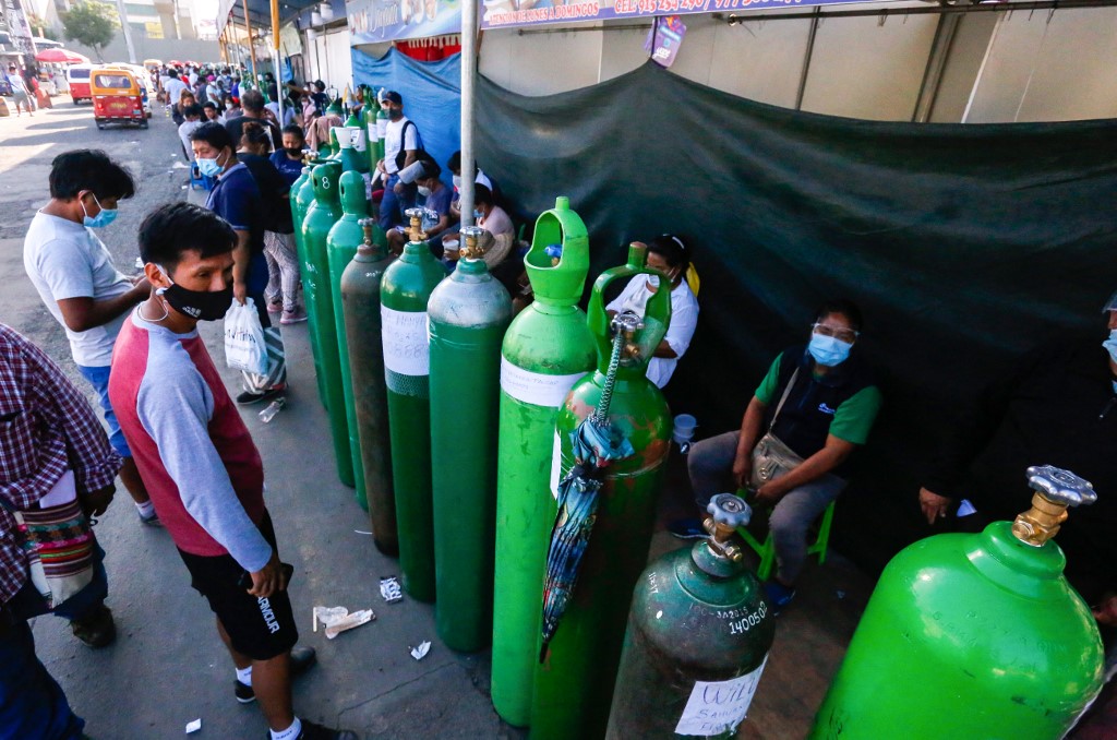 Los tanques de oxígeno escasearon tanto en Perú como en México y Brasil por la pandemia de covid-19. (AFP)