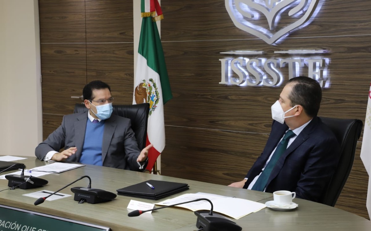Luis Ramírez Pineda, director del ISSSTE, y José Luis Vargas, presidente del TEPJF. | Especial