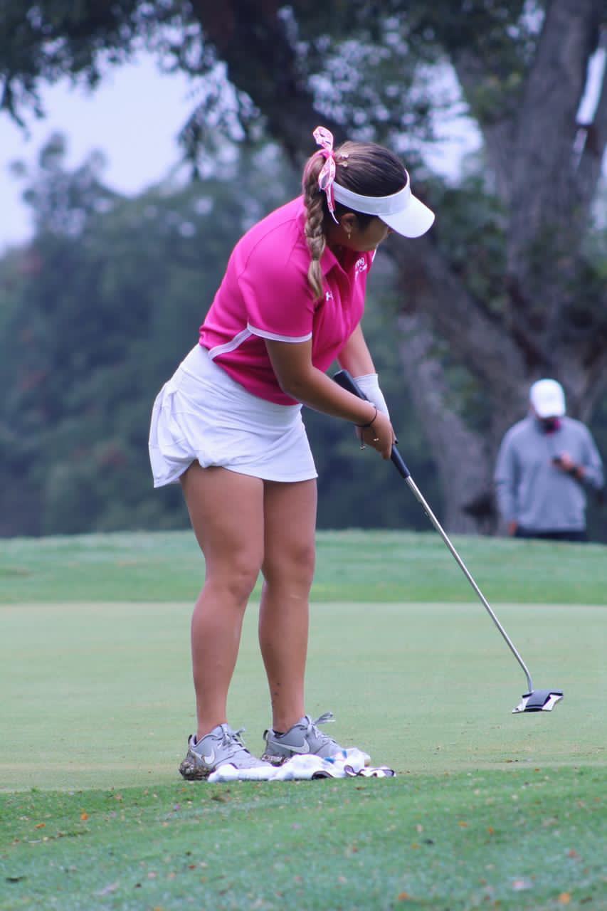 María José Ramírez Núñez de Cáceres, golfista amateur, firma por su futuro en el golf