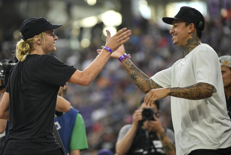 Nyjah Huston (derecha), cuatro veces campeón mundial de skate. Foto: Aaron Lavinsky/AP