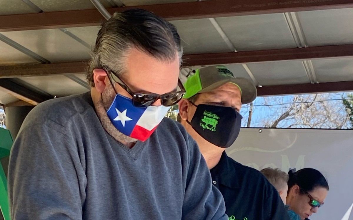 El senador Ted Cruz ayudó a los socorristas de Texas. (Tomada de @SenTedCruz)