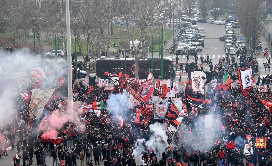Tensión en San Siro entre hinchas del Milan e Inter previo al derbi (Reuters)