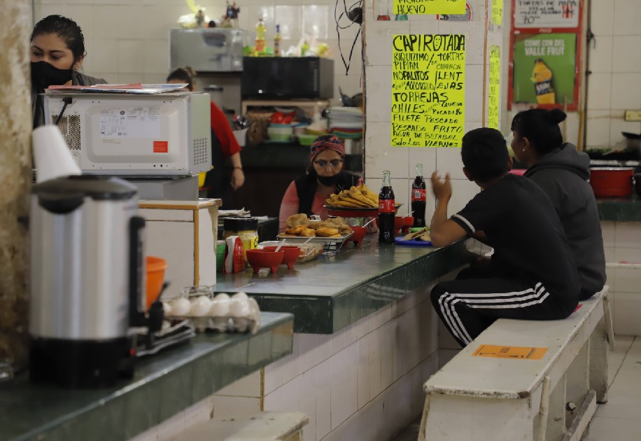 Comedores ubicados al interior del Mercado José Ramón Valdéz. (Manuel Guadarrama)