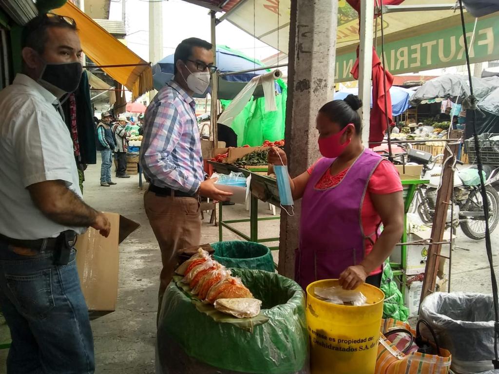 Se dota del cubrebocas a los ciudadanos que no lo portan. (Foto: Cortesía)