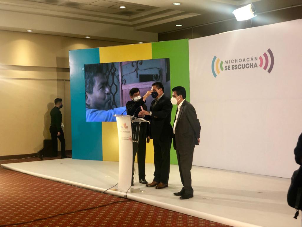 El gobernador Silvano Aureoles concluyó la conferencia de prensa poco después de sufrir la hemorragia. (Especial)