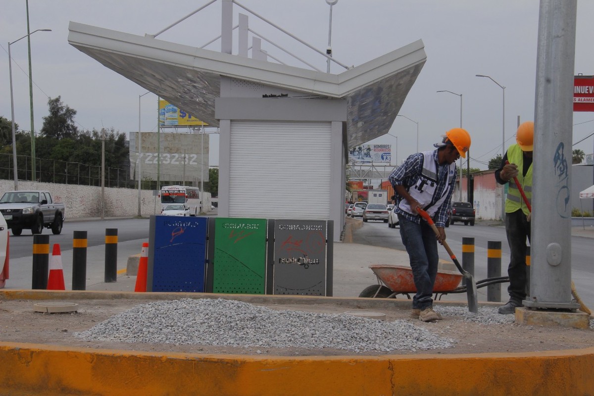 El modelo de transporte ya tiene instalado sus paradores, pero no hay unidades. (Manuel Guadarrama)