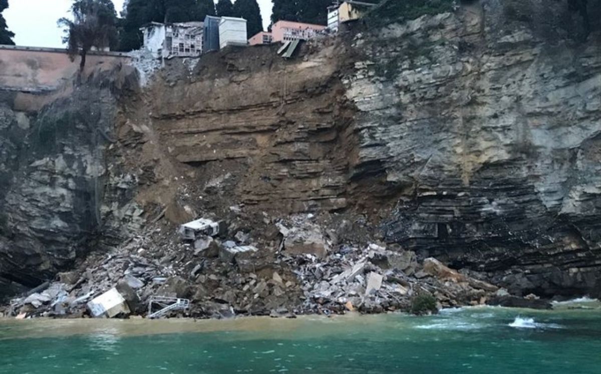 Más de 200 ataúdes caen al mar tras derrumbe de cementerio (Twitter)