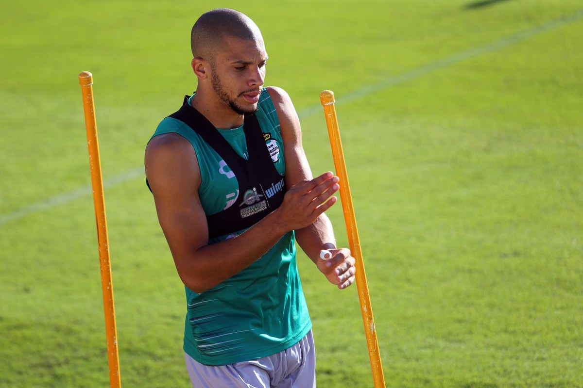 El defensa brasileño es vocal en su apoyo con Félix Torres. (Rolando Riestra)