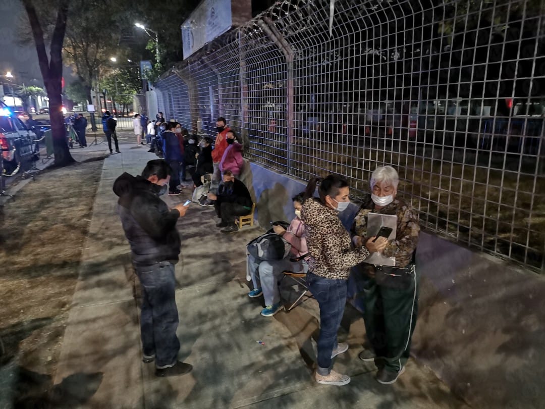 Diversas personas han realizado filas para recibir la vacuna en el Palacio de los Deportes | Jorge Becerril