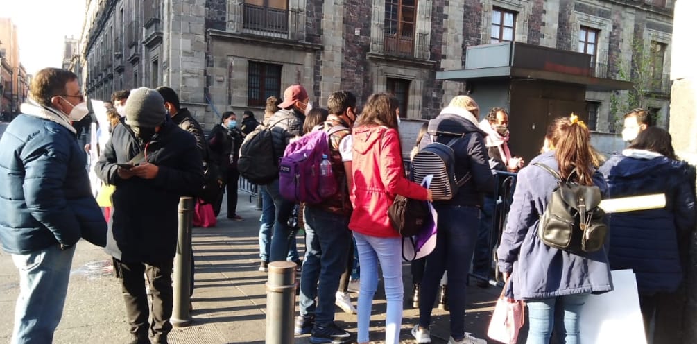 Los docentes piden plazas para maestros recién egresados de normales públicas.