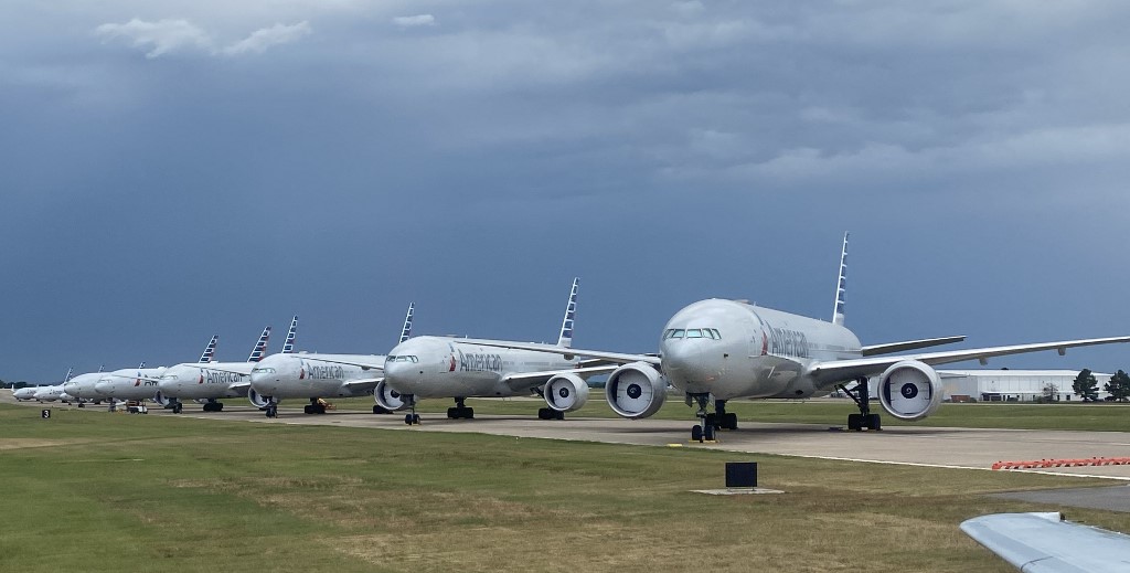 Flota de aviones Boeing 777 de American Airlines reposan en la pista del Aeropuerto Internacional de Tulsa en Oklahoma. (AFP)