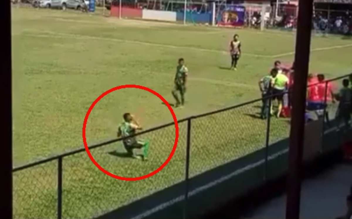 Futbolista finge ser agredido en partido con una cáscara de naranja (Facebook Deportivo San Lorenzo Jogofoot)
