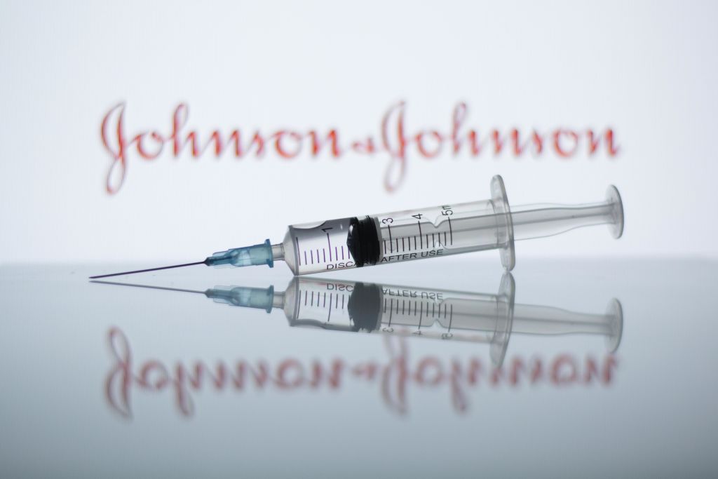 Johnson & Johnson dice poder producir 20 millones de vacunas para EEUU.