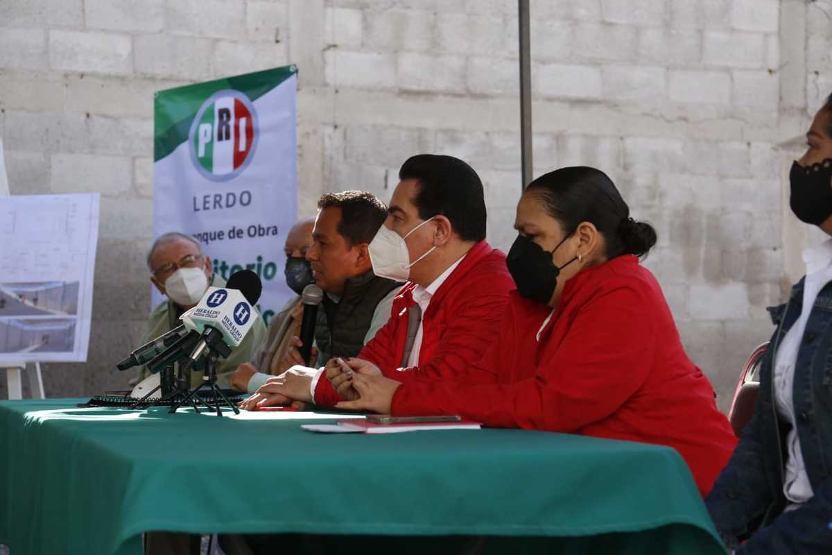 Este martes se llevó a cabo la colocación de la primera piedra para la construcción de un auditorio en Lerdo. (Rolando Riestra)