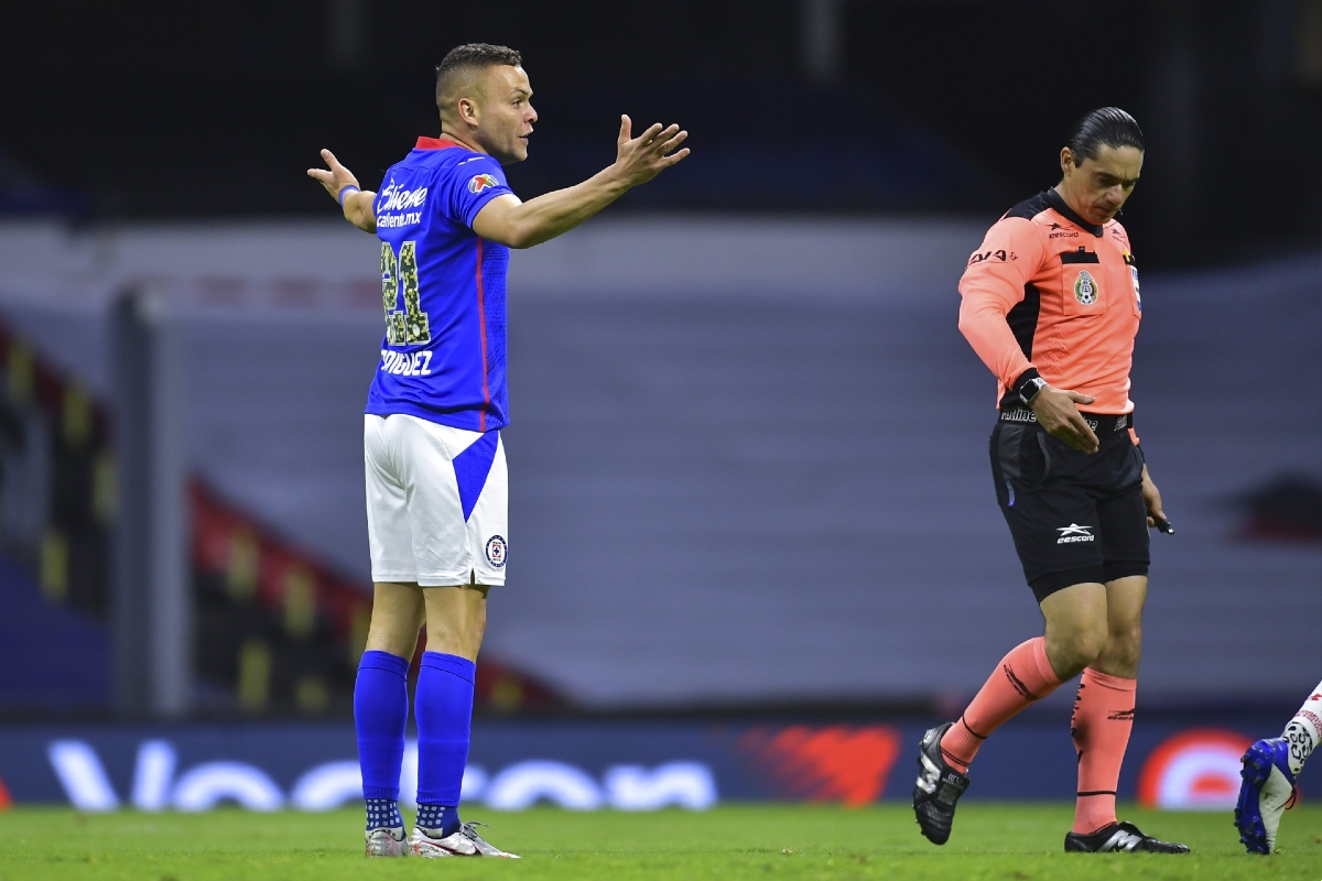 Oscar Macías impide gol de Jonathan Rodríguez (Mexsport)