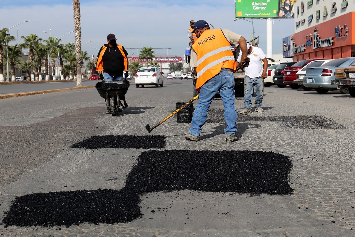 Alrededor de 100 reportes por semana recibe Obras Públicas por baches. (Rolando Riestra)
