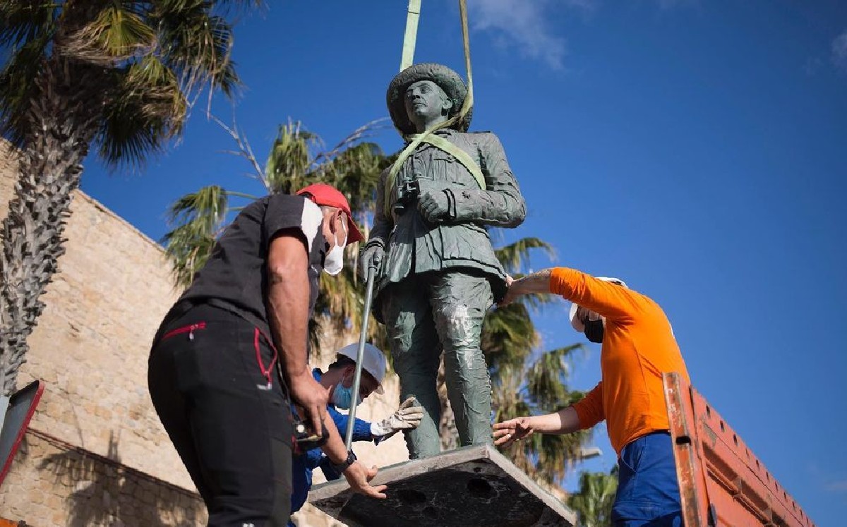 Retiran la última estatua del dictador Francisco Franco que quedaba en España (@melillagobierno)