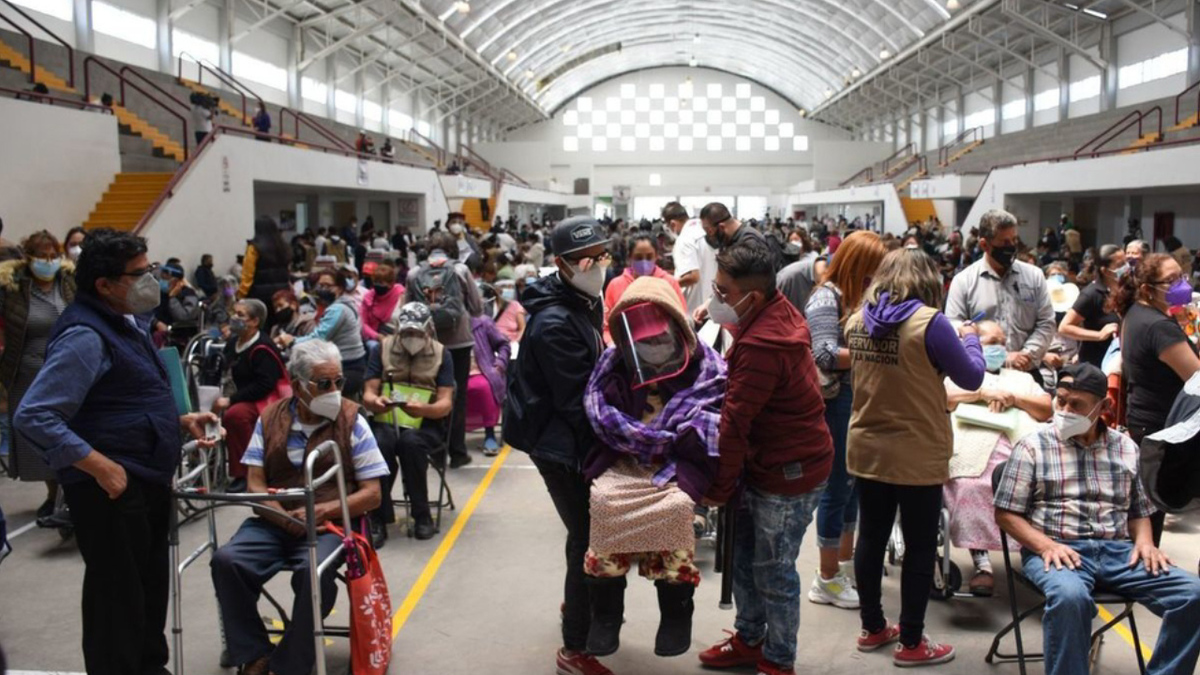 Segundo día de vacunación para adultos mayores en Ecatepec