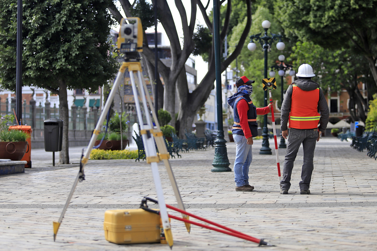 Topógrafos en el Zócalo de Puebla. (Agencia Enfoque)
