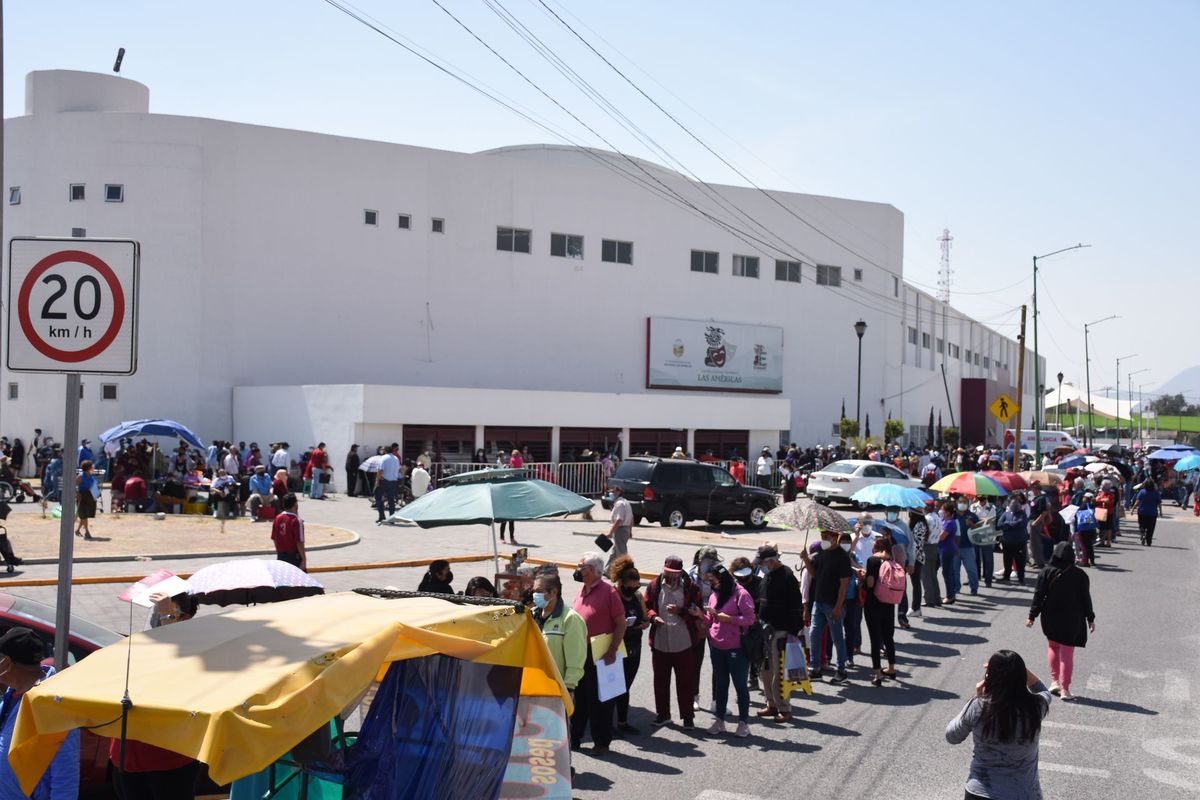 La vacunación covid-19 en Ecatepec ha generado tumultos debido a la alta demanda. (AFP)