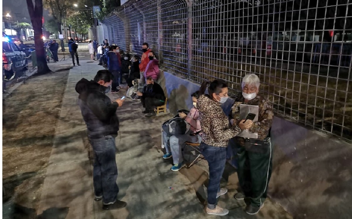 Vecinos de la alcaldía Iztacalco hacen filas para recibir la vacuna pese a las recomendaciones de autoridades capitalinas. (Jorge Becerril)