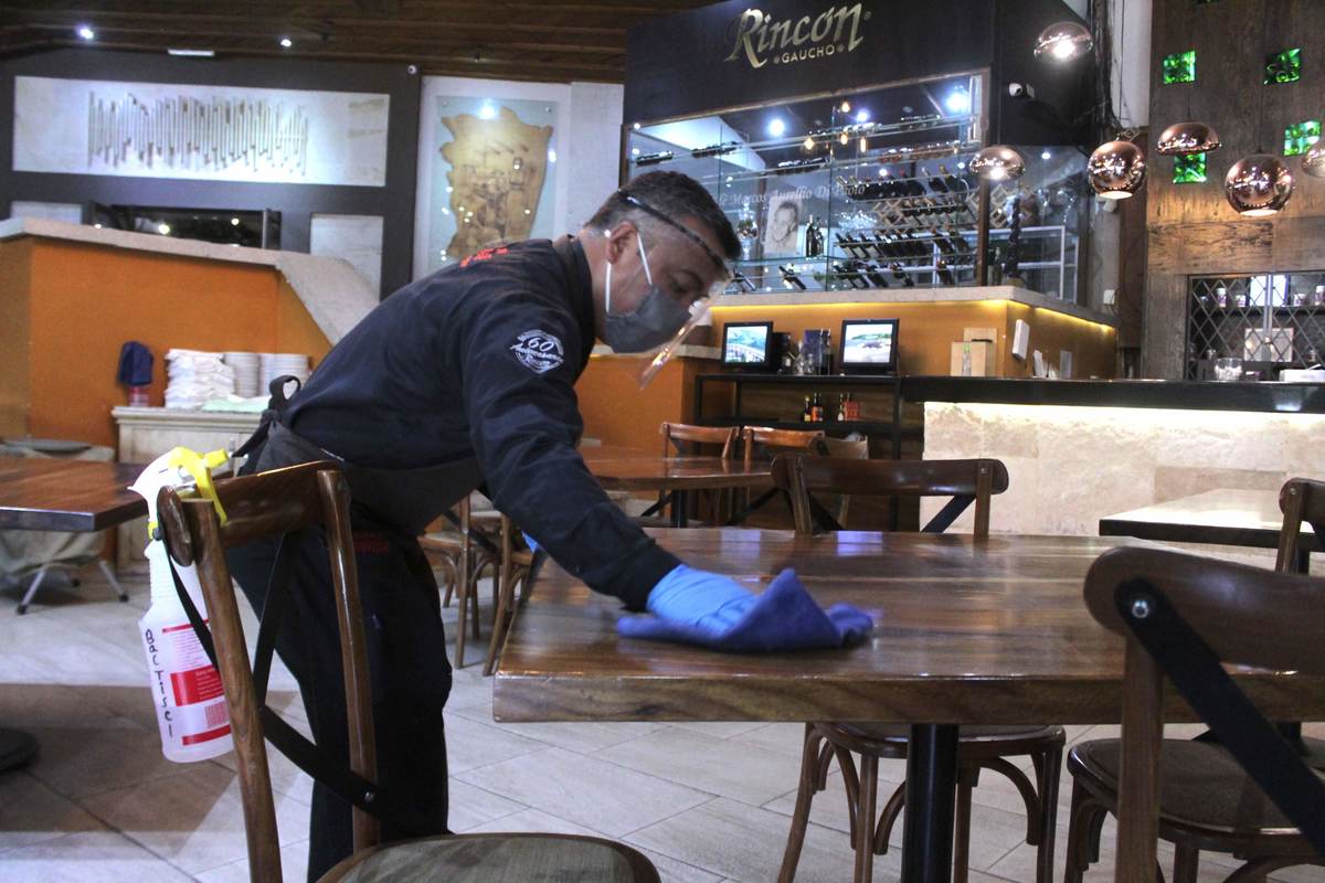 Ventas de restaurantes en León caen en un 50% por contingencia. Foto: Dany Béjar.