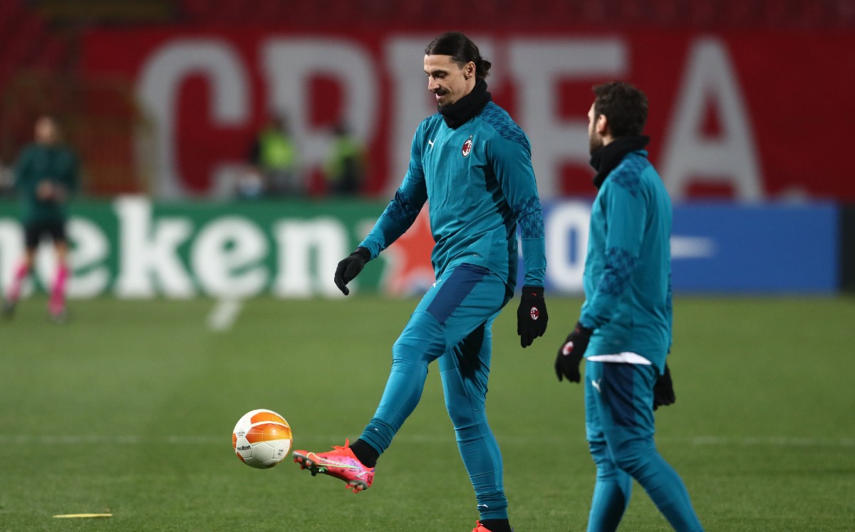 Zlatan Ibrahimovic, durante el calentamiento previo al partido ante Estrella Roja (Reuters)