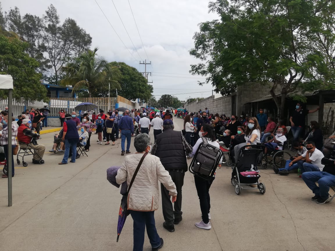 Adultos mayores sufren desmayos en largas filas para vacuna covid en Altamira. (Pablo Reyes)