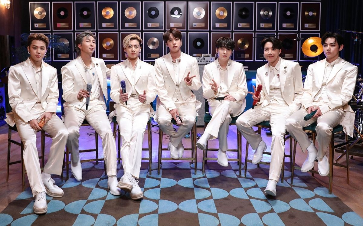 BTS durante su Unplugged (MTV)
