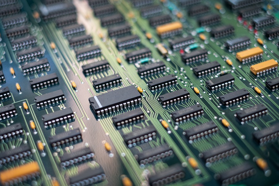 La escasez de chips ha obligado a distintos fabricantes a retirar empleados de las líneas de producción. (Shutterstock)