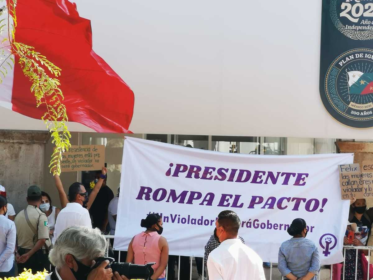 Un grupo de mujeres se manifestó en contra de la candidatura de Félix Salgado durante un acto de AMLO en Iguala. (Pedro Domínguez)