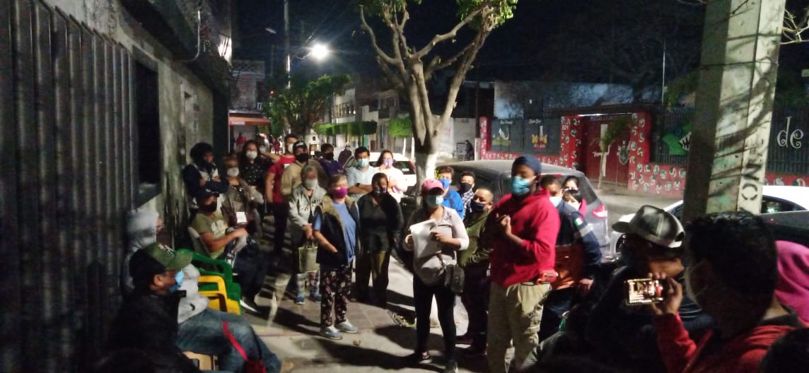 Hacen filas para recibir vacuna contra Covid-19 en Cortazar