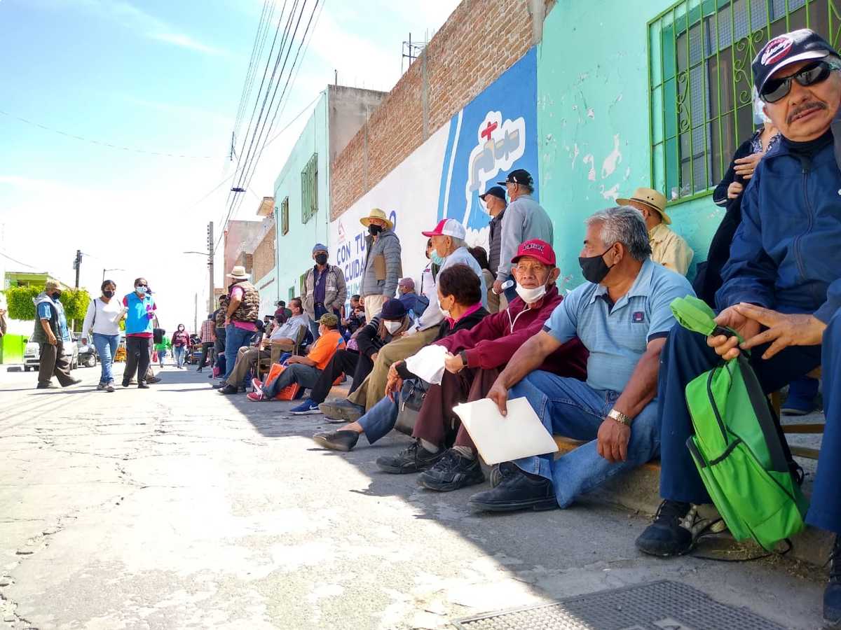 Abuelitos en Cortazar piden mejor logística para vacunación anticovid