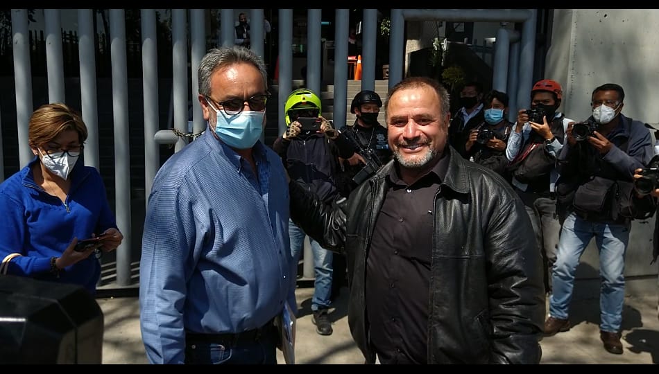 Adrián LeBarón (derecha) afuera de la Seido.