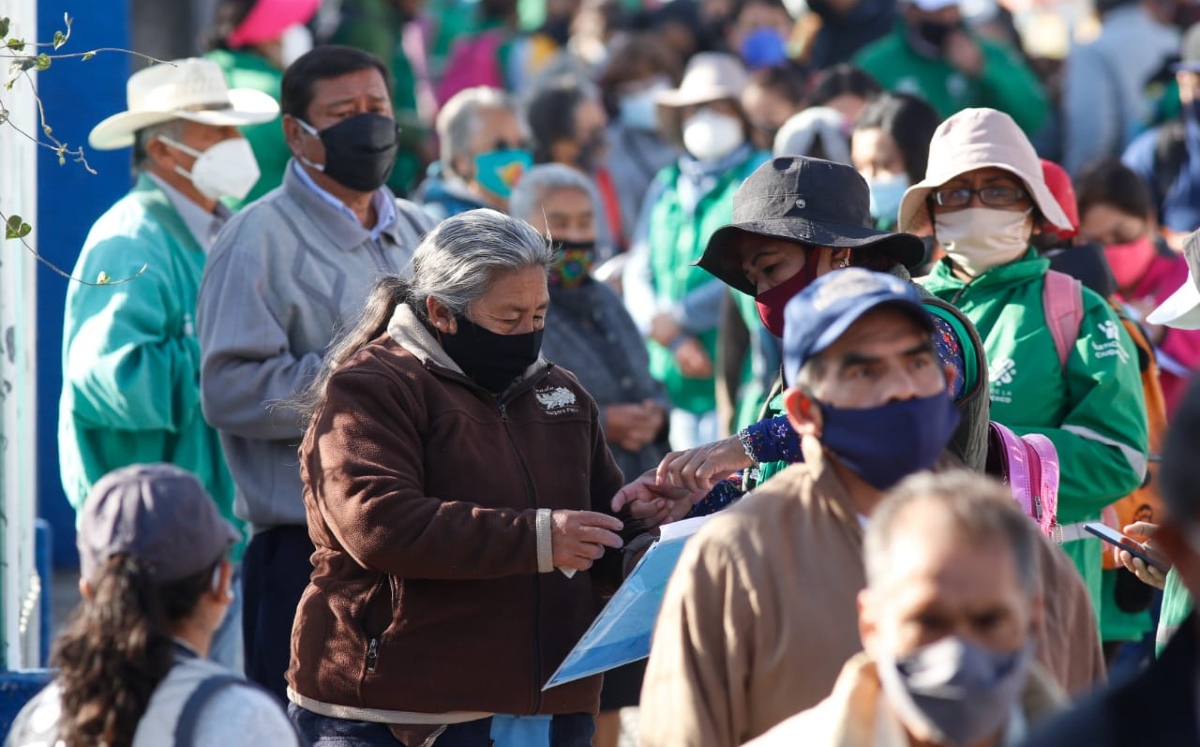Adultos mayores acuden a segundo día de vacunación contra covid-19 en CdMx. (Araceli López)