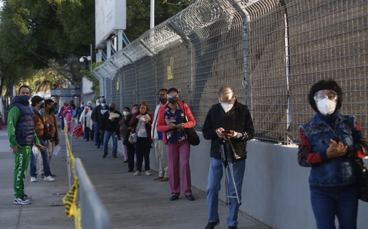 Desde temprano, adultos mayores se formaron en Iztacalco para vacunarse contra covid-19. (Ariana Pérez)
