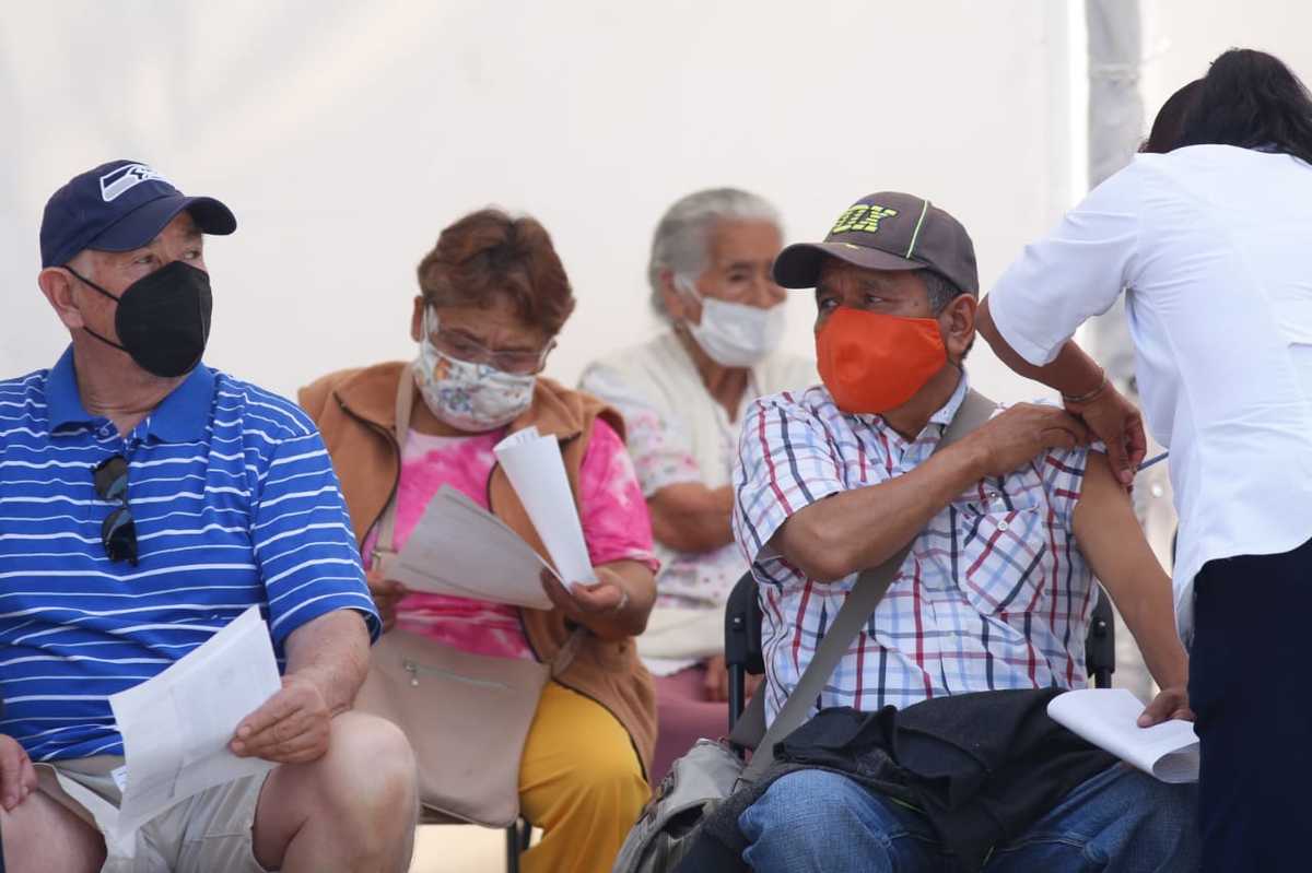 La aplicación de vacunas contra coronavirus continúa en el país. (Araceli López)