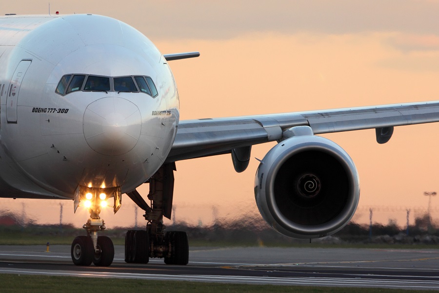 Boeing 777 en pista de aterrizaje. (Shutterstock)