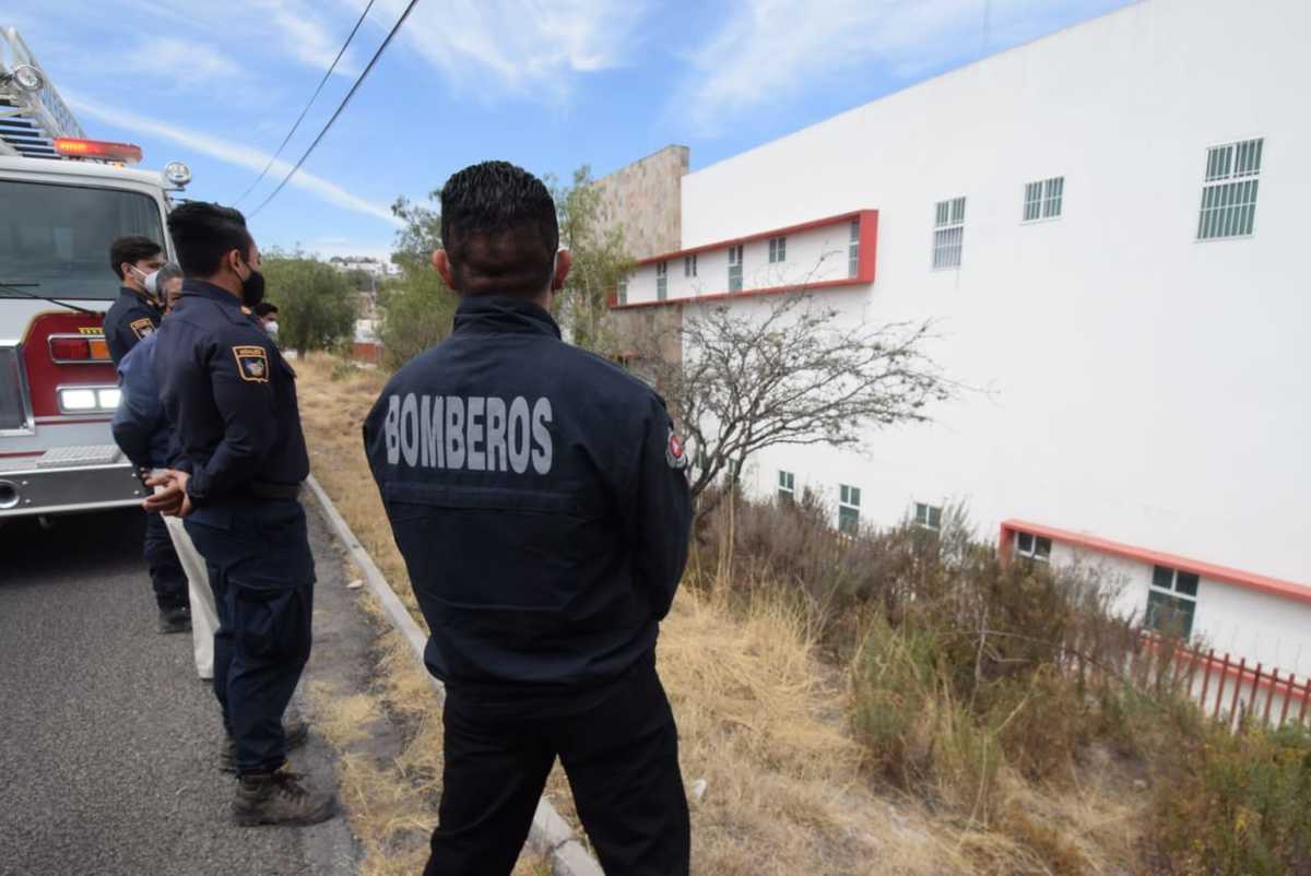 Bomberos rinden homenaje y mandan mensaje de apoyo a comandante hospitalizado por covid-19. (Francisco Villeda)