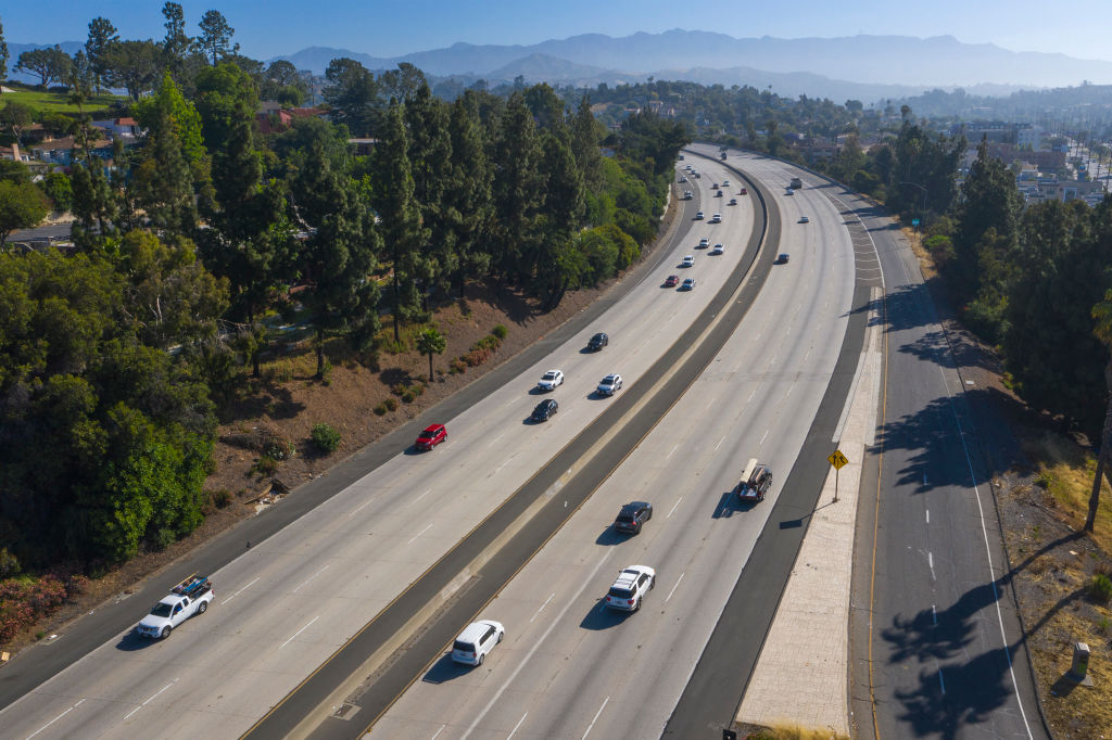 Detienen a conductor que llevaba a maniquí de pasajero en California