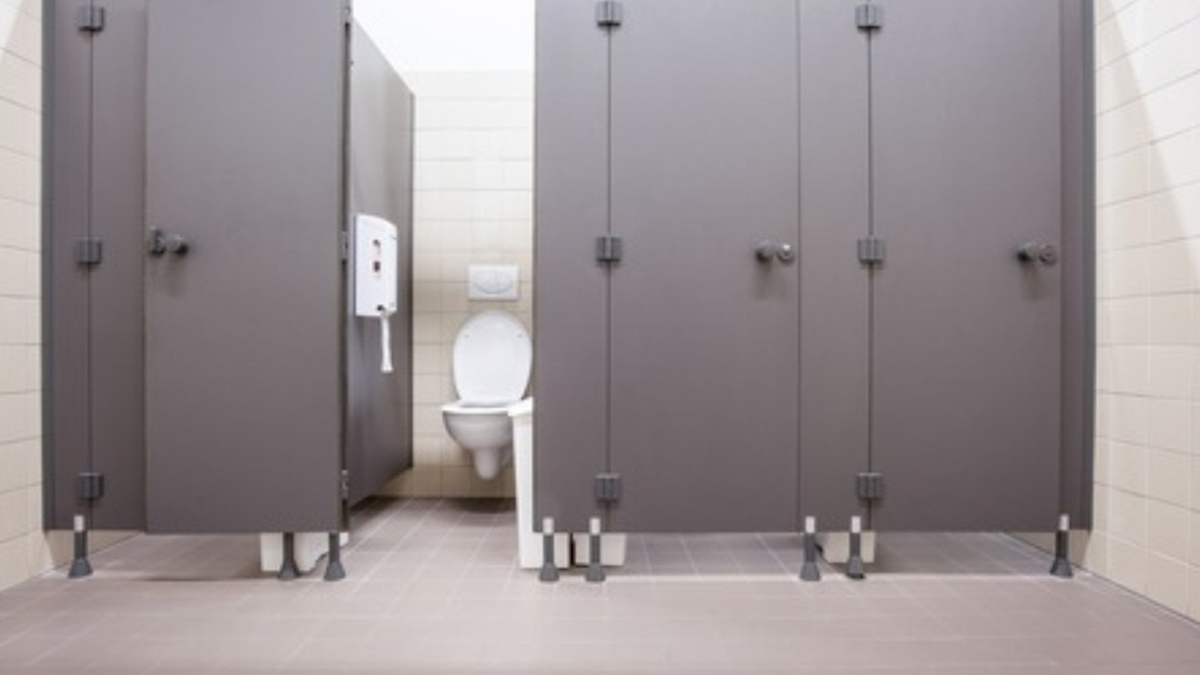 Envían a prisión a hombre por grabar 71 mil videos de mujeres en baños públicos