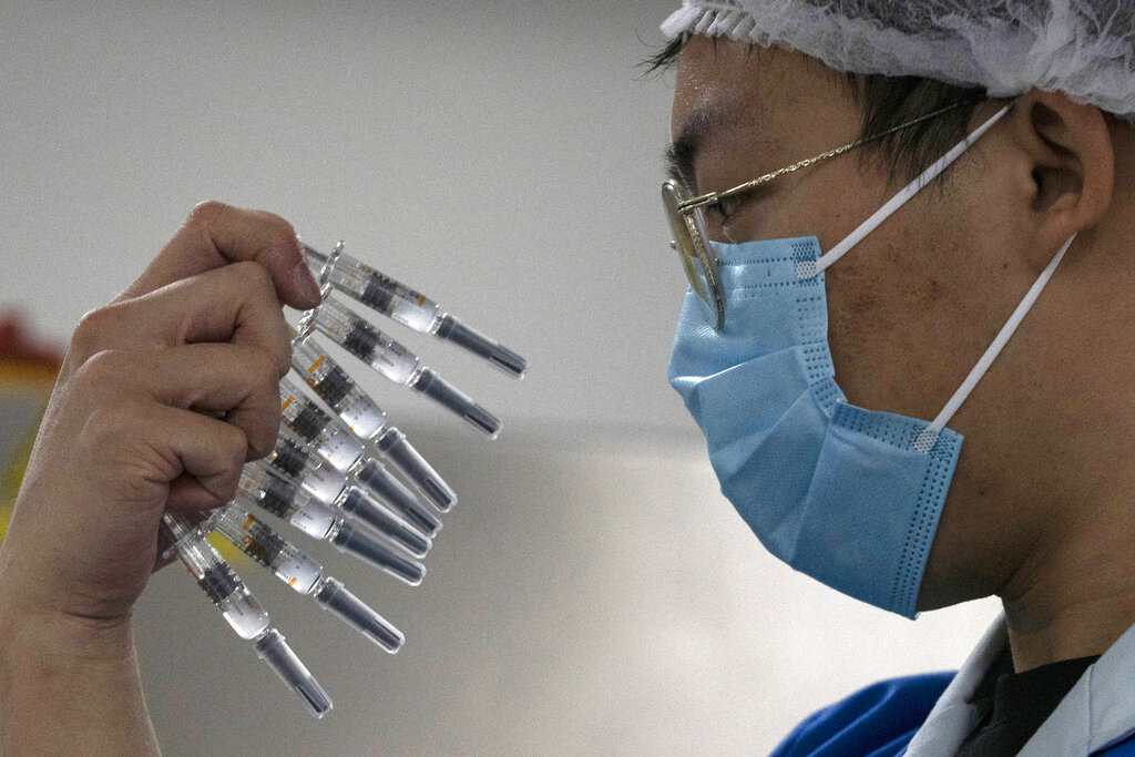 Hay dos vacunas chinas que ya están siendo administradas en otros países. | AP
