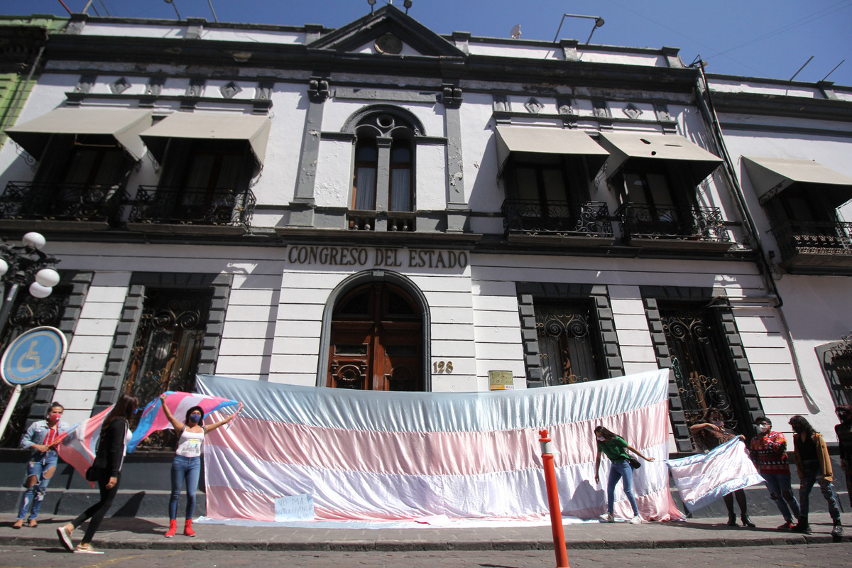 Integrantes del Colectivo Trans se manifiestan a las afueras del Congreso del Estado. (Agencia Enfoque)