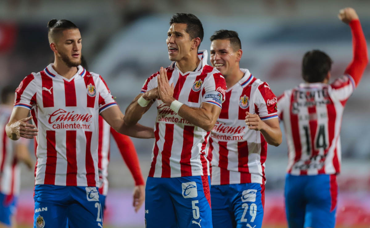 Jesús Molina (al centro), jugador de chivas (Mexsport)