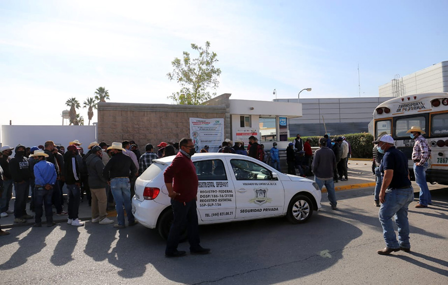 Manifestación en CFE de Gómez Palacio. (Rolando Riestra)