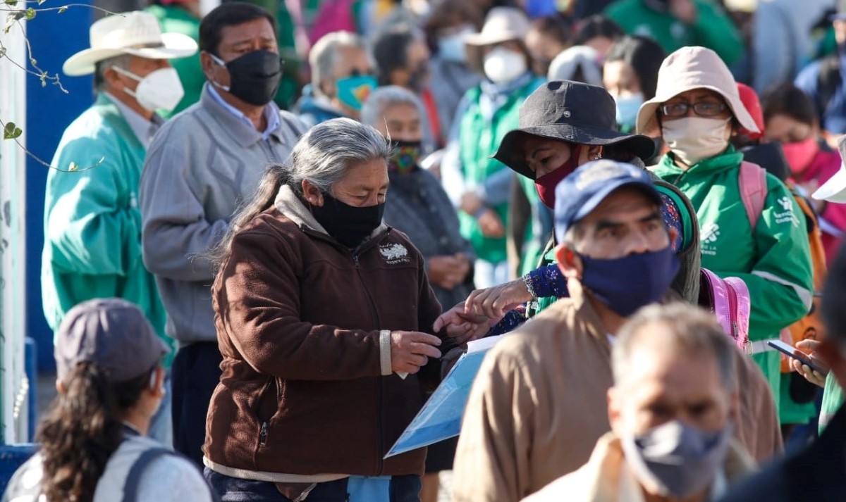 El personal ayuda a los adultos mayores en los módulos de vacunación en Tláhuac. | Araceli López