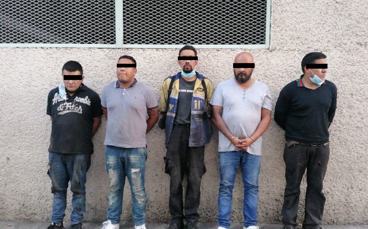 El presunto grupo delictivo se dedicaba a robar partes de vehículos y placas de circulación. (Especial)