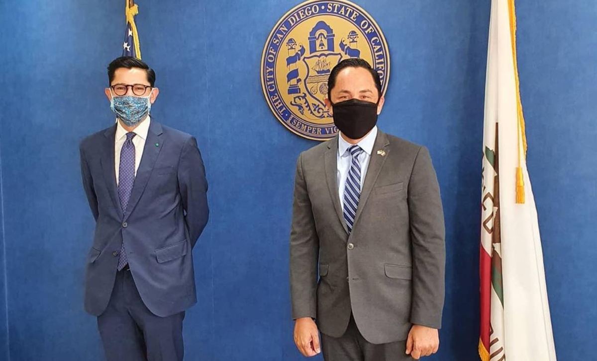 Roberto Velasco y el alcalde de San Diego, Todd Gloria. Foto tomada de Twitter